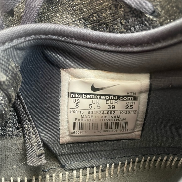 Women’s Silver Nike Running Shoe, Size 8, Little Sparkles Throughout the Shoe - Picture 8 of 8